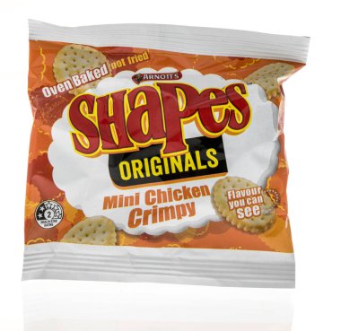 Winneconne, WI - 5 Aralık 2022: Bir Arnotts paketi, izole edilmiş arka planda küçük tavuk kıtır aromalı orjinal atıştırmalıkları şekillendirir.