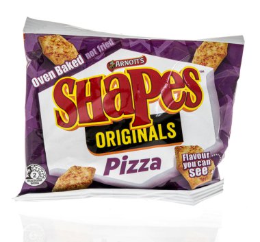 Winneconne, WI - 5 Aralık 2022: Bir Arnotts paketi, izole bir arka planda orijinal pizza aromalı aperatifleri şekillendirir.