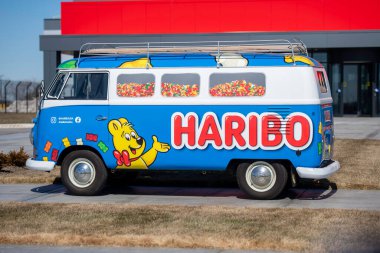 Pleasant Prairie, WI - 19 Mart 2023: Kuzey Amerika 'daki Haribo üretim tesisi için bir Haribo aracı.