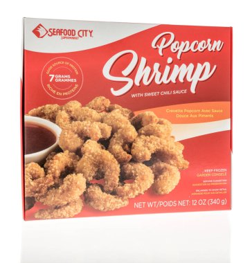 Winneconne, WI - 19 Mart 2023: Seafood City süpermarket patlamış mısırlı karides paketi.