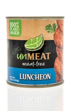 Winneconne, WI - 19 Mart 2023: İzole bir arka planda Unmeat fabrikası tabanlı bir et yemeği paketi.