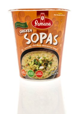 Winneconne, WI - 19 Mart 2023: Bir paket Pamana tavuklu sopa kremalı tavuk makarna çorbası izole edilmiş arka plan.
