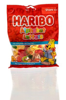 Winneconne, WI - 19 Mart 2023: İzole edilmiş bir arkaplanda Haribo alfabesi harf şekeri paketi.
