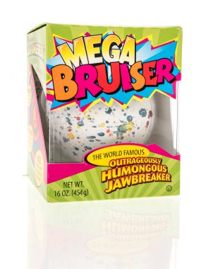 Winneconne, WI - 16 Nisan 2023: Dünyaca ünlü Mega Bruiser paketi izole edilmiş arka planda aşırı derecede devasa bir çene kırıcı.