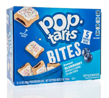 Winneconne, WI - 16 Nisan 2023: Bir paket Pop Tart izole bir arkaplanı ısırıyor.