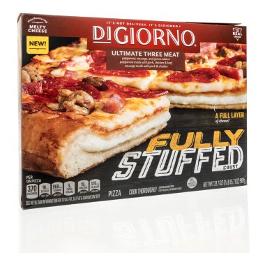 Winneconne, WI - 16 Nisan 2023: İzole edilmiş arka planda tamamen doldurulmuş bir Digiorno pizza paketi.