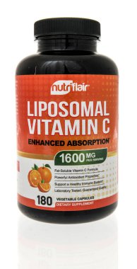 Winneconne, WI - 16 Nisan 2023: İzole edilmiş bir zemin üzerinde nutiflair loposomal C vitamini paketi.