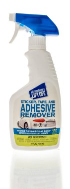 Winneconne, WI - 25 Haziran 2023: İzole edilmiş bir arkaplanda bir şişe Motsenbocker çıkartması, bant ve yapıştırıcı çıkarıcı.