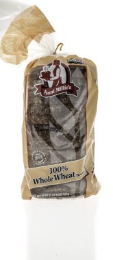 Winneconne, WI - 25 Haziran 2023: Nillies Teyze 'nin izole edilmiş arka planda tam buğday ekmeği paketi.