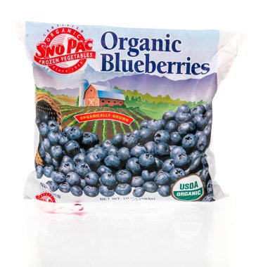 Winneconne, WI - 25 Haziran 2023: Bir paket Sno Pac dondurulmuş yaban mersini izole edilmiş arka plan.