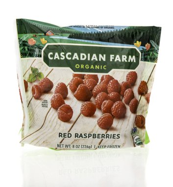 Winneconne, WI - 25 Haziran 2023: Bir Cascadian çiftliği donmuş ahududu paketi izole bir arka planda.