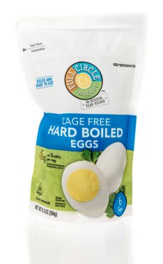 Winneconne, WI - 25 Haziran 2023: Bir Full Circle pazar kafesi paketi izole edilmiş arka planda kaynamış yumurta.