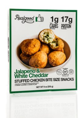 Winneconne, WI - 25 Haziran 2023: Bir paket Realgood jalapeno beyaz çedar dolgulu tavuk ısırdı.