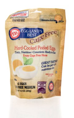 Winneconne, WI - 25 Haziran 2023: Bir yumurta paketi izole edilmiş arka planda kabuklu kaynamış yumurtaları en iyi kafese koyar..