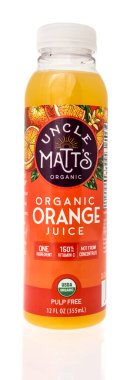 Winneconne, WI - 25 Haziran 2023: Bir şişe Matts amca izole edilmiş arka planda organik portakal suyu.