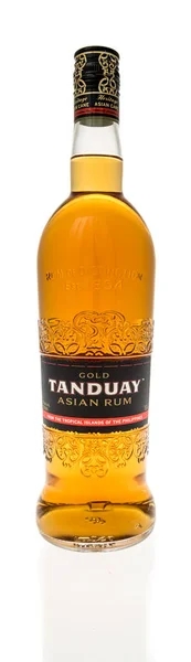 Winneconne Marca 2023 Butelka Złota Tanduay Azjatyckiego Rumu Odosobnionym Tle — Zdjęcie stockowe