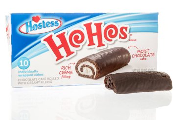 Winneconne, WI - 15 Temmuz 2023: Bir paket Hostess Ho izole edilmiş bir arka planda yemek yiyordu.