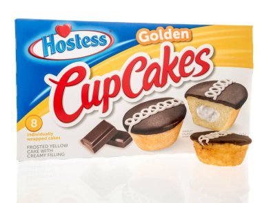 Winneconne, WI - 15 Temmuz 2023: İzole bir zemin üzerinde bir paket Hostess Golden cupcake.