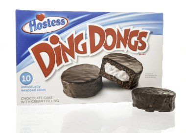 Winneconne, WI - 15 Temmuz 2023: İzole edilmiş arka planda bir paket Hostess Ding Dongs yemeği.
