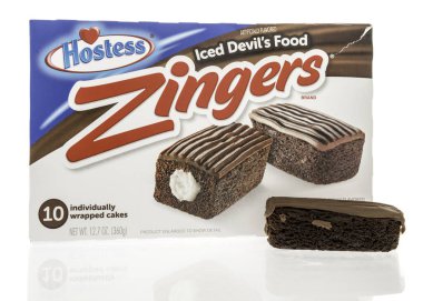 Winneconne, WI - 15 Temmuz 2023: Bir paket Hostess Zingers buzlu yiyeceği izole edilmiş arka planda.