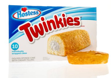 Winneconne, WI - 15 Temmuz 2023: İzole bir arka planda bir paket Hostess Twinkies yemeği.