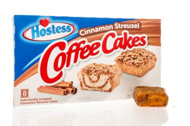 Winneconne, WI - 15 Temmuz 2023: İzole bir zemin üzerinde bir paket Hostess Cinnamon streusel kahveli kek.