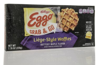 Winneconne, WI - 15 Temmuz 2023: Bir paket Kelloggs eggo kapıp liege usulü waffle yapar.
