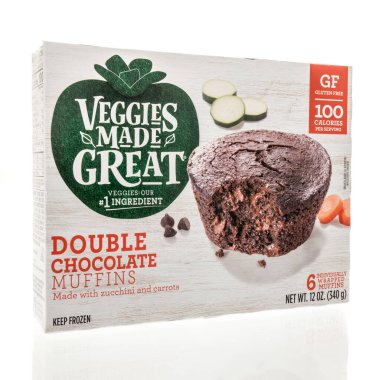 Winneconne, WI - 23 Temmuz 2023: Bir sebze paketi izole edilmiş arka planda harika duble çikolatalı kek yaptı