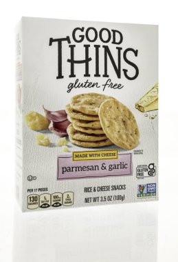 Winneconne, WI - 23 Temmuz 2023: Bir paket Good Thins parsesan ve sarımsaklı kraker