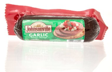 Winneconne, WI - 23 Temmuz 2023: İzole edilmiş arka planda bir paket Johnsonville sarımsaklı yaz sosisi