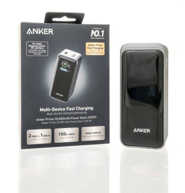 Winneconne, WI - 9 Eylül: İzole edilmiş bir arkaplanda Anker enerji asal güç bankası paketi