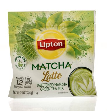 Winneconne, WI - 4 Eylül 2023: Bir paket Lipton Matcha latte izole edilmiş yeşil çay karışımı