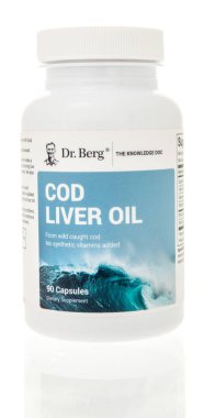 Winneconne, WI - 12 Ağustos 2023: İzole edilmiş arka planda bir şişe Dr Berg morina yağı