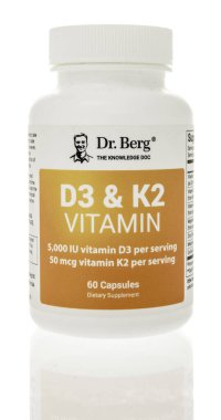 Winneconne, WI - 26 Ağustos 2023: Bir şişe Dr Berg d3 ve izole edilmiş arka plana k2 vitamin takviyesi