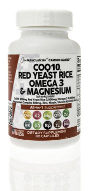 Winneconne, WI - 26 Ağustos 2023: Bir şişe Nutraceuticals Coq10, kırmızı maya pilavı, izole edilmiş arka planda Omega 3 vitamin takviyesi