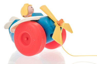 Winneconne, WI - 23 Eylül 2023: ıssız bir arkaplanda Fisher Price marka klasik bir uçak paketi