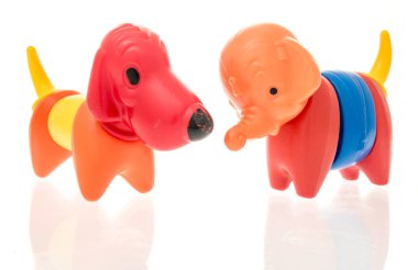 Winneconne, WI - 23 Eylül 2023: İzole edilmiş bir arka planda klasik bir Tupperware oyuncak hayvan paketi