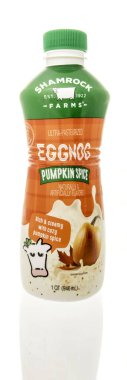 Winneconne, WI - 5 Ekim 2023: Bir şişe yalıtılmış arka planda Shamrock Farms eggnog balkabağı baharatı