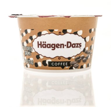 Winneconne, WI - 5 Ekim 2023: Bir paket Haagen Dazs yoğurdu izole bir arka planda kahve aromalı