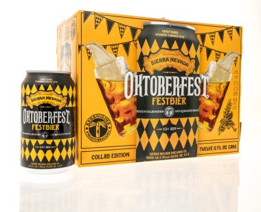 Winneconne, WI - 8 Ekim 2023: İzole edilmiş arka planda 12 paket Sierra Nevada oktoberfest kokulu bira