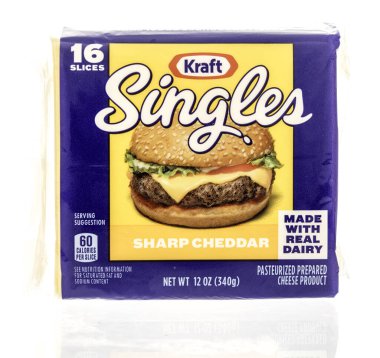 Winneconne, WI - 8 Ekim 2023: Bir paket Kraft, izole bir arkaplanda keskin çedar peyniri dilimliyor