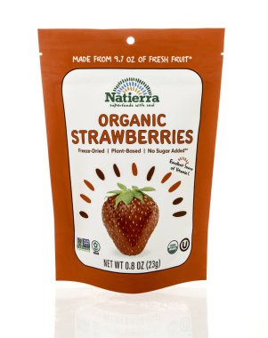 Winneconne, WI - 8 Ekim 2023: İzole edilmiş arka planda bir paket Natierra organik çilek