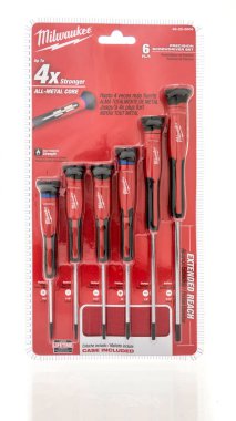 Winneconne, WI - 24 Ekim 2023: Bir paket Milwuakee hassas tornavida izole bir arkaplanda ayarlandı