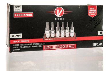 Winneconne, WI - 28 Ekim 2023: Bir Craftsman hex bit paketi, izole edilmiş bir arkaplanda Allen Key aracı v seiries magnetic socket rail ayarladı