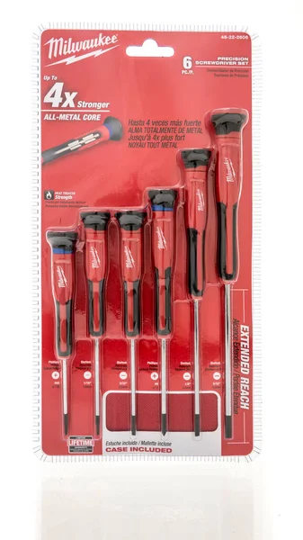 Winneconne, WI - 24 Ekim 2023: Bir paket Milwuakee hassas tornavida izole bir arkaplanda ayarlandı