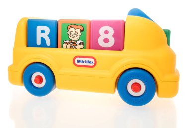 Winneconne, WI - 23 Eylül 2023: İzole edilmiş bir arka planda küçük bir Tikes alfabe bloğu okul otobüsü klasik oyuncağı paketi