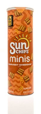 Winneconne, WI - 18 Kasım 2023: İzole edilmiş bir arkaplanda bir Sun chip paketi Mini hasat çedar cipsi