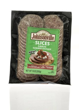 Winneconne, WI - 18 Kasım 2023: Bir paket Johnsonville, izole edilmiş arka planda sarımsaklı yaz sosisi dilimliyor