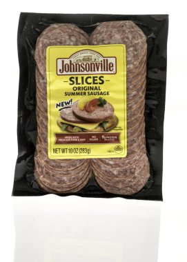 Winneconne, WI - 18 Kasım 2023: Bir paket Johnsonville özgün yaz sosisini izole bir arka planda dilimler