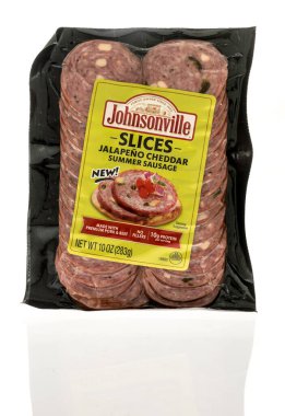Winneconne, WI - 18 Kasım 2023: Bir paket Johnsonville, izole edilmiş arka planda jalapeno çedar sosisi dilimledi
